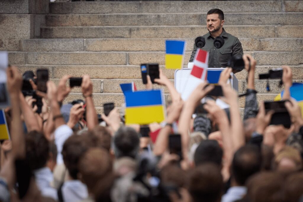Zelenskyy Addresses Crowd Outside Danish Parliament 4 j7bq8jsw