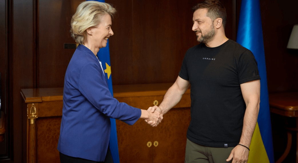Ursula von der Leyen, European Commission President, left, and Ukrainian President, Volodymyr Zelenskyy.
