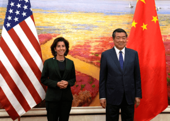 US Commerce Secretary, Gina Raimondo, and Chinese Vice Premier He Lifeng.