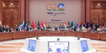 Indian Prime Minister Narendra Modi (C) addresses the G20 summit.