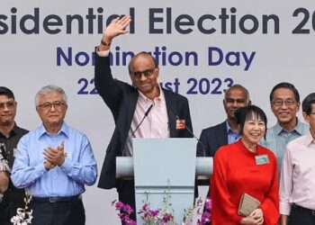 Tharman Shanmugaratnam waves after a speech at the nomination centre for the presidential election in Singapore on August 22, 2023.
