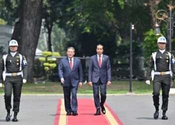 China's Premier Li Qiang (centre left) and Indonesia's President Joko Widodo (centre right).