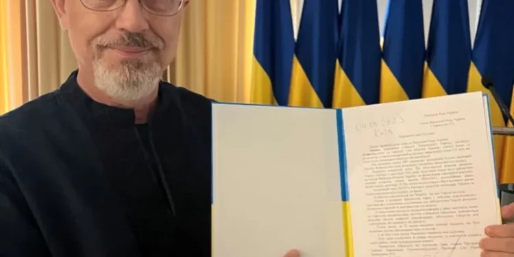 Ukrainian Defence Minister Submits Resignation 1 Ukrainian Defence Minister, Oleksii Reznikov shows his resignation letter, addressed to the parliament speaker, at a parliament building in Kyiv.