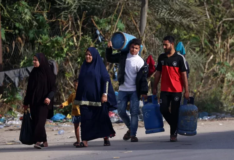 Isreal-Hamas War: Truce Enters Second Day 1 Rafah residents fill cooking gas tanks as aid enters Gaza.