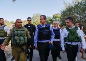 David Cameron (centre) and Eli Cohen (R) during the visit to Kibbutz Be’eri.