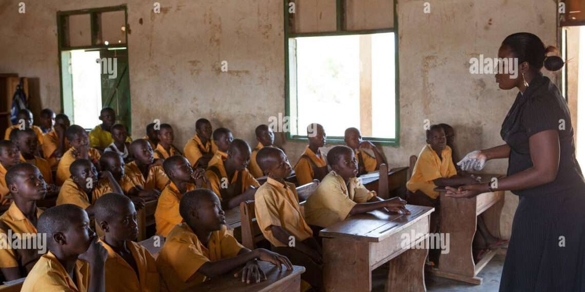 A female teacher teaching science to a classroom of students