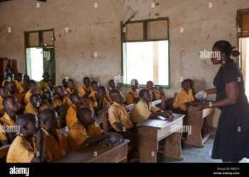 A female teacher teaching science to a classroom of students
