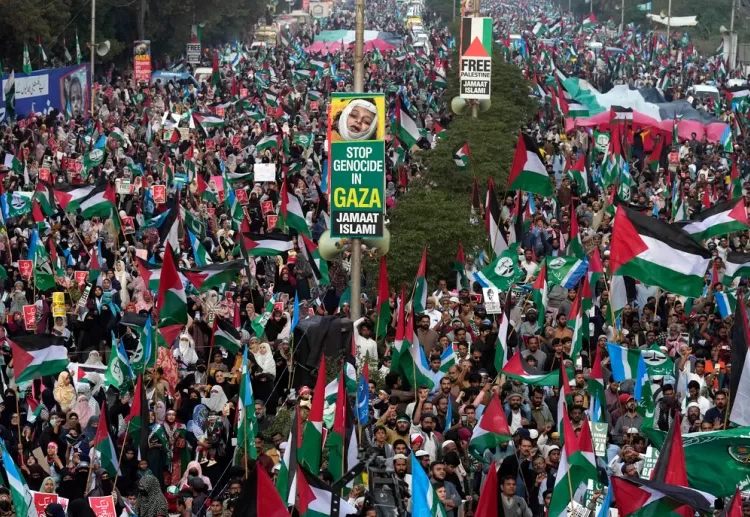 Time To Scale Down Attacks On Gaza 1 Supporters of Jamaat-e-Islami chant slogans during a protest in Karachi, Pakistan on Sunday.