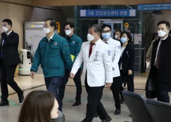 South Korean Prime Minister, Han Duck-soo, second from left, arrives for a meeting with doctors at National Police Hospital in Seoul, South Korea, Wednesday, Feb. 21, 2024.