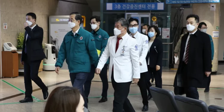 South Korean Prime Minister, Han Duck-soo, second from left, arrives for a meeting with doctors at National Police Hospital in Seoul, South Korea, Wednesday, Feb. 21, 2024.