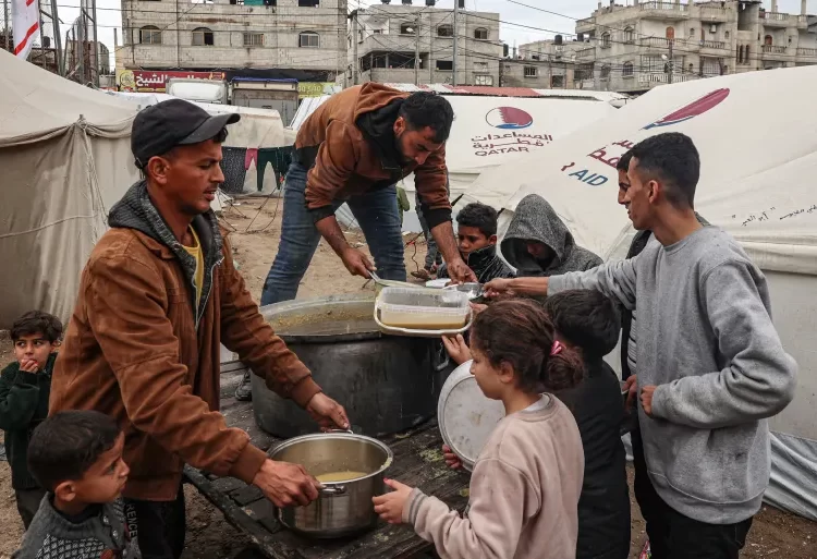 UNICEF Warns Of Looming Increase In Child Deaths In Gaza Due To Malnutrition 1 Volunteers distribute rations of red lentil soup to displaced Palestinians in the southern Gaza Strip on February 18, 2024.