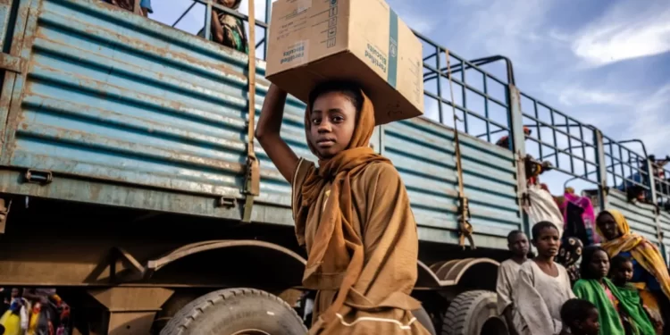Sudanese Refugees Endure Long Wait In Crowded South Sudan Camps 1 Sudanese girl carrying a box
