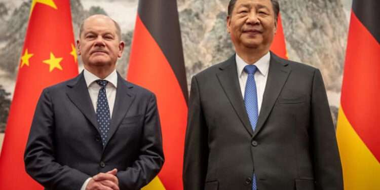 Chinese President Xi Jinping (R) welcomes German Chancellor Olaf Scholz at the State Guest House.