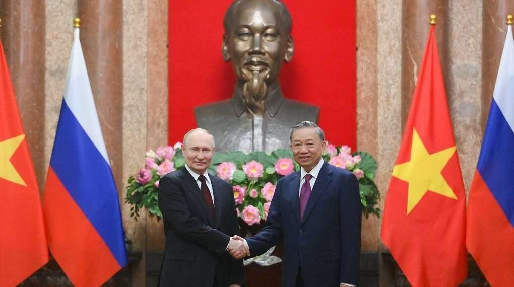 Russian President Vladimir Putin and Vietnamese President To Lam.