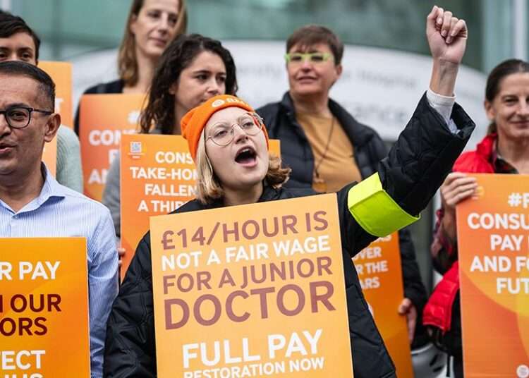 Junior Doctors Optimistic on NHS Pay Dispute Resolution 1 Junior doctors on strike, UK.