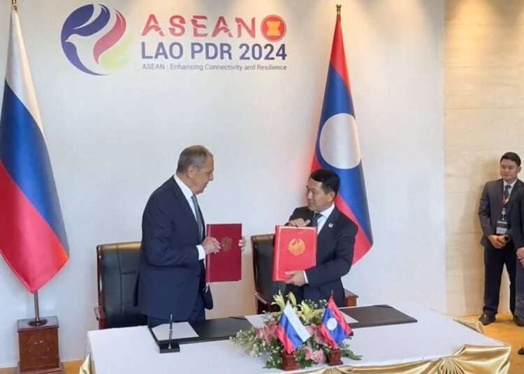 Russian Foreign Minister, Sergey Lavrov and Laos' Deputy Prime Minister and Minister of Foreign Affairs Saleumxay Kommasith.