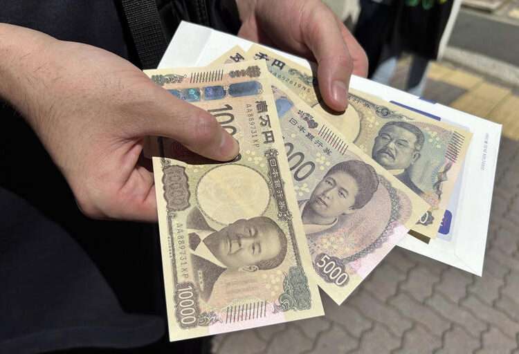 Japan Issues New Banknotes In 2 Decades 1 Japan's new notes.