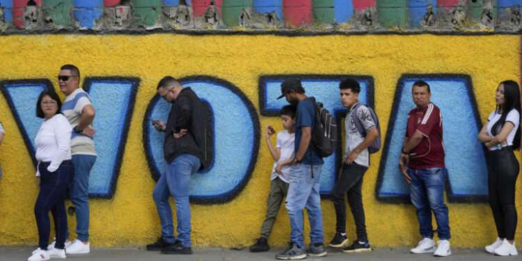 Voters line up outside a polling station during presidential elections in Caracas, Venezuela, Sunday, July 28, 2024.
