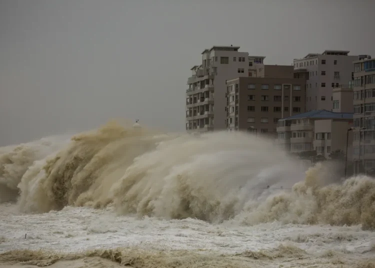 Storms Wreak Havoc in Cape Town, Thousands Displaced 1 Cape Town clears up after major storm