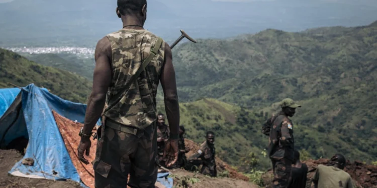FARDC (Armed Forces of the DRC) soldiers dig trenches at a frontline military position above the town of Kibirizi