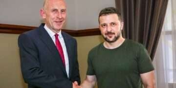 UK's Defence Secretary John Healey and Ukraine's President Volodymyr Zelenskyy