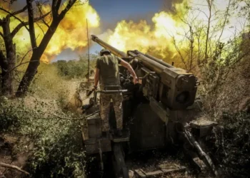Ukrainian servicemen fire a 2S5 'Hyacinth-S' self-propelled howitzer towards Russian troops in the Donetsk region.