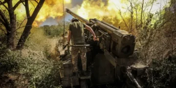 Ukrainian servicemen fire a 2S5 'Hyacinth-S' self-propelled howitzer towards Russian troops in the Donetsk region.