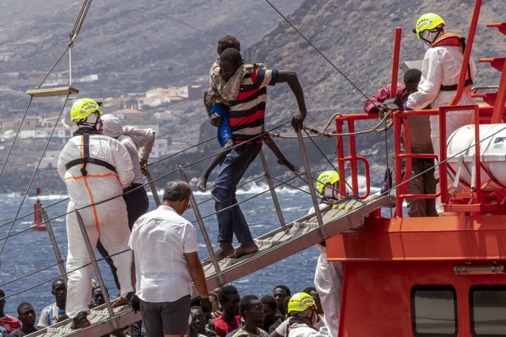 migrant disembark on ship