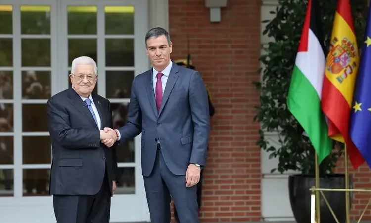 Abbas Meets With Spanish Prime Minister 1 Spain's Prime Minister Pedro Sanchez (R) welcomes Palestinian president Mahmoud Abbas as he arrives before their meeting at La Moncloa Palace in Madrid on September 19, 2024.