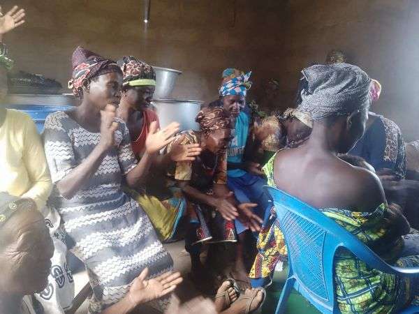 Fumbisi women receive assistance 1