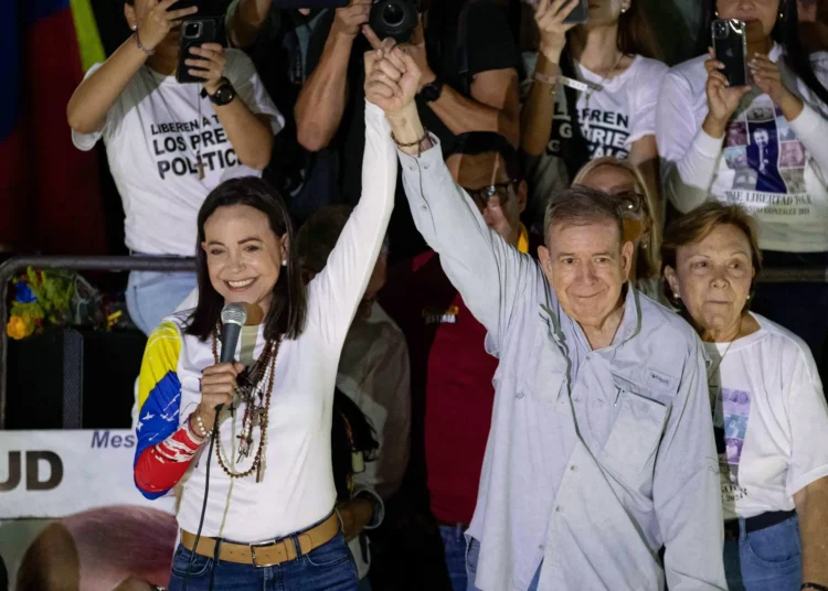 Venezuelan Opposition Leaders Awarded EU Parliament’s Top Human Rights Honor 1 Venezuelan opposition leader María Corina Machado (L), and Venezuelan presidential candidate Edmundo González Urrutia, greet supporters at the closing of González Urrutia's campaign, in Caracas, Venezuela, 25 July 2024.