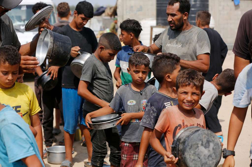 Children queue for food in Gaza