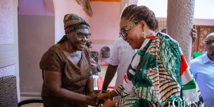 Mrs Lordina Mahama exchanging pleasantries at the Manhyia Palace during her visist