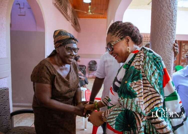 Mrs Lordina Mahama exchanging pleasantries at the Manhyia Palace during her visist