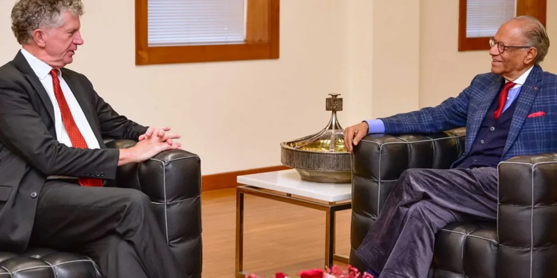 Mauritian Prime Minister Navinchandra Ramgoolam (R) held talks with British envoy Jonathan Powell (L)