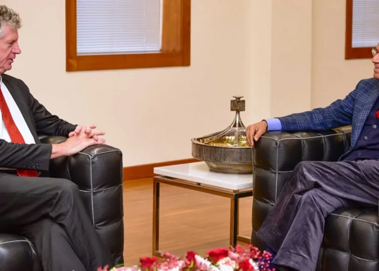 Mauritian Prime Minister Navinchandra Ramgoolam (R) held talks with British envoy Jonathan Powell (L)