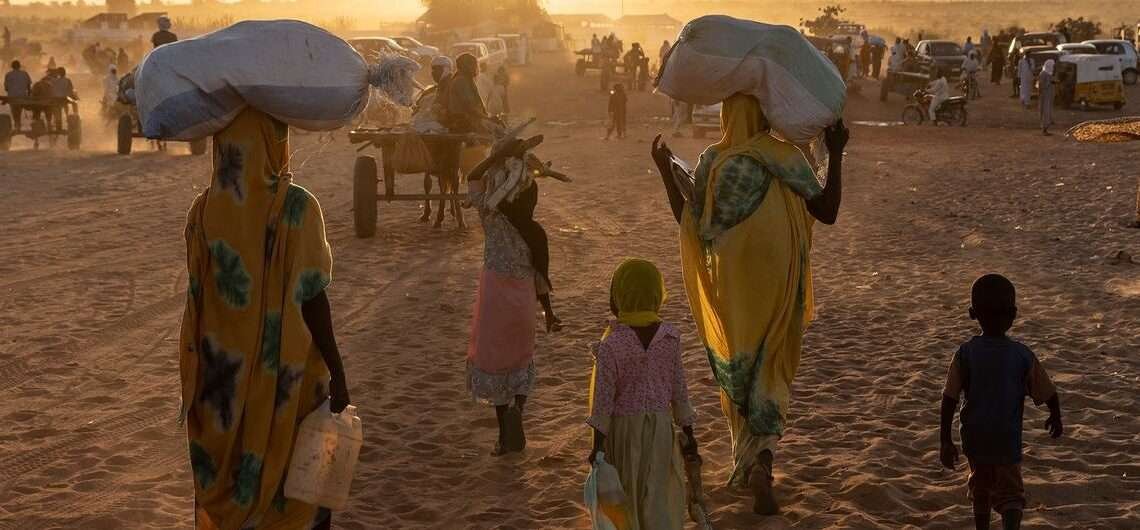 Sudanese refugees arrive at the border town of Adre in Chad