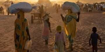 Sudanese refugees arrive at the border town of Adre in Chad