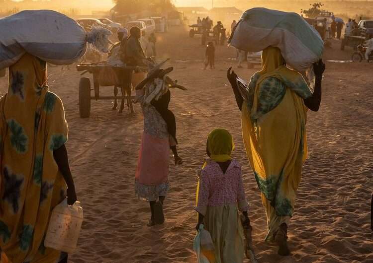 Sudanese refugees arrive at the border town of Adre in Chad