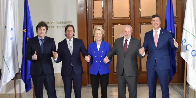 Uruguay's President Luis Lacalle Pou poses with European Commission President Ursula von der Leyen, Argentina's President Javier Milei, Brazil's President Luiz Inacio Lula da Silva, Paraguay's President Santiago Pena during a family photo at the Mercosur Summit in Montevideo, Uruguay December 6, 2024.