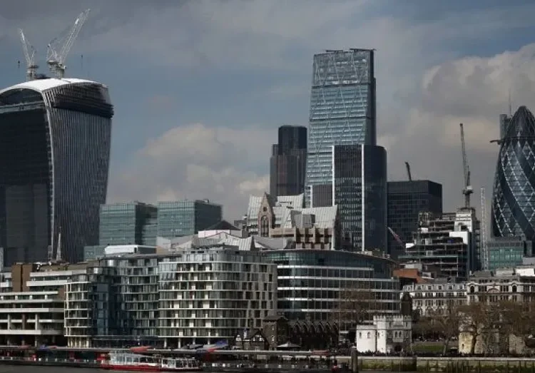 UK Businesses Predict Bright Start to 2025 1 Labour Faces Growing Threat as Voter Support Drops
