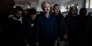 UN Special Envoy for Syria, Geir Pedersen (centre)