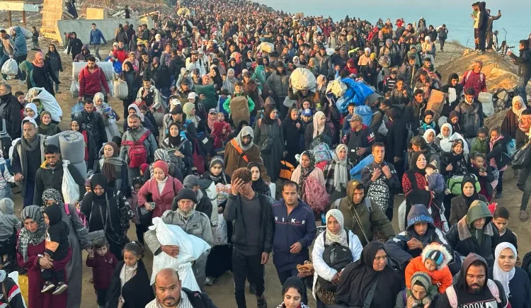 World Witnesses Massive Return Of Palestinians To North Gaza 1 Palestinians make their way back to their homes in northern Gaza.