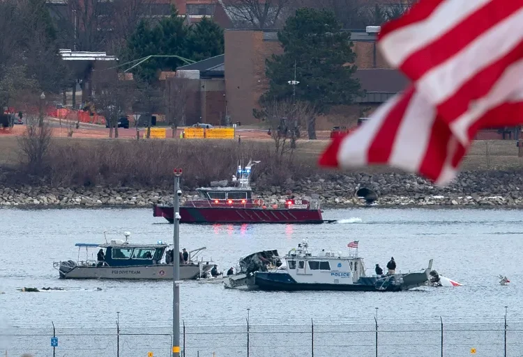 Black Boxes Recovered From Jet Involved In DC Plane-Helicopter Collision 1 A diving team and police boat at the Potomac River.