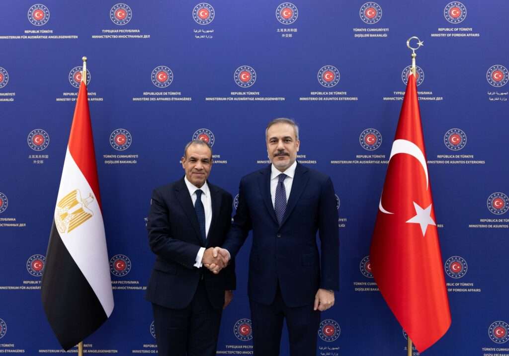  Turkey Foreign Minister Hakan Fidan (R) shakes hands with Egyptian Foreign Minister Badr Abdelatty