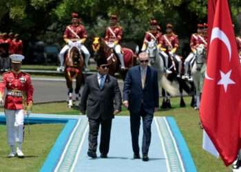 Indonesia's President Prabowo Subianto and Turkey's President Recep Tayyip Erdogan inspect a guard of honour.