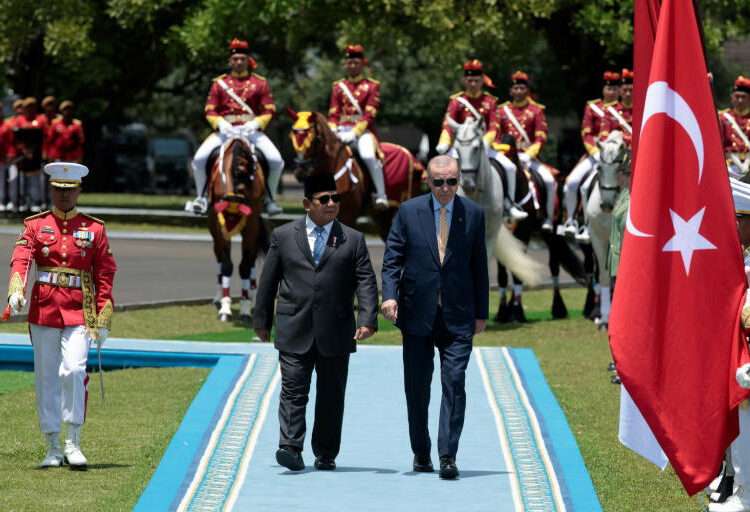 Indonesia's President Prabowo Subianto and Turkey's President Recep Tayyip Erdogan inspect a guard of honour.