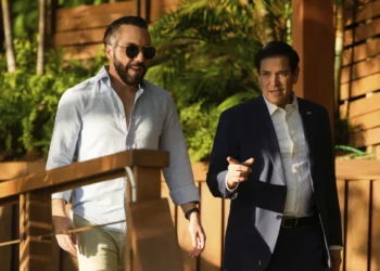 Marco Rubio (R) meets with President Nayib (L) Bukele at his residence on US deportation
