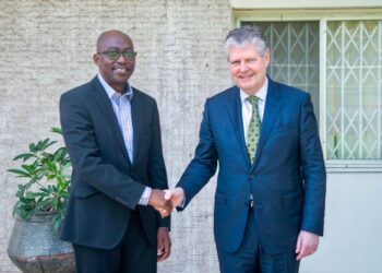 GNPC Acting CEO Kwame Ntow Amoah and Kosmos Energy Chairman and CEO Andy Inglis