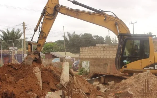 demolish-Excavator-demolishing-some-of-the-structures